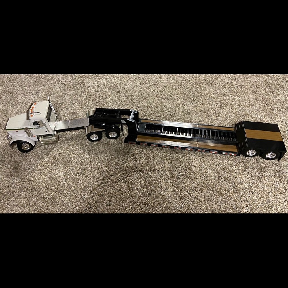 1:16 scale John Deere semi truck with low boy trailer